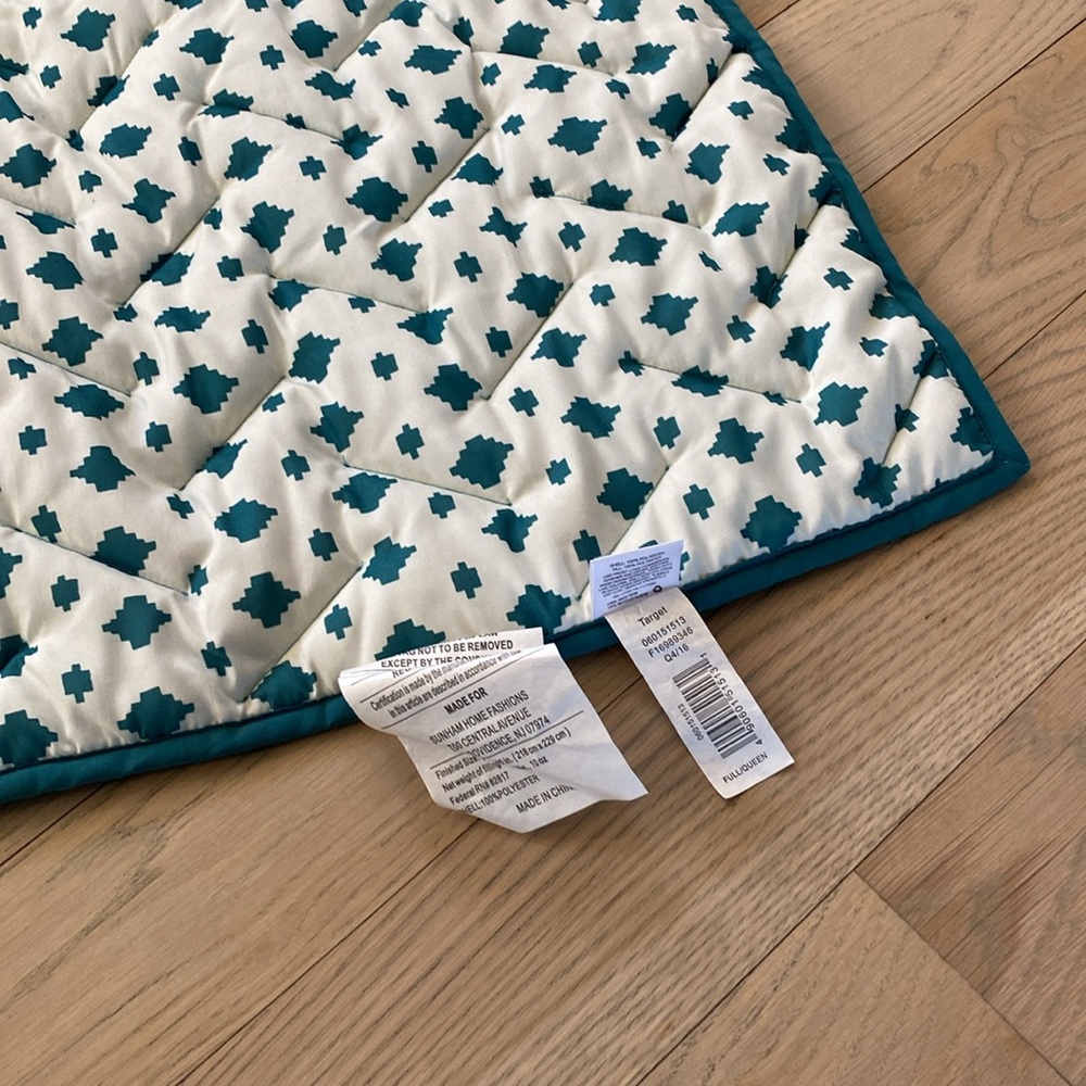 Room Essentials Reversible Comforter - Picture 6 of 6